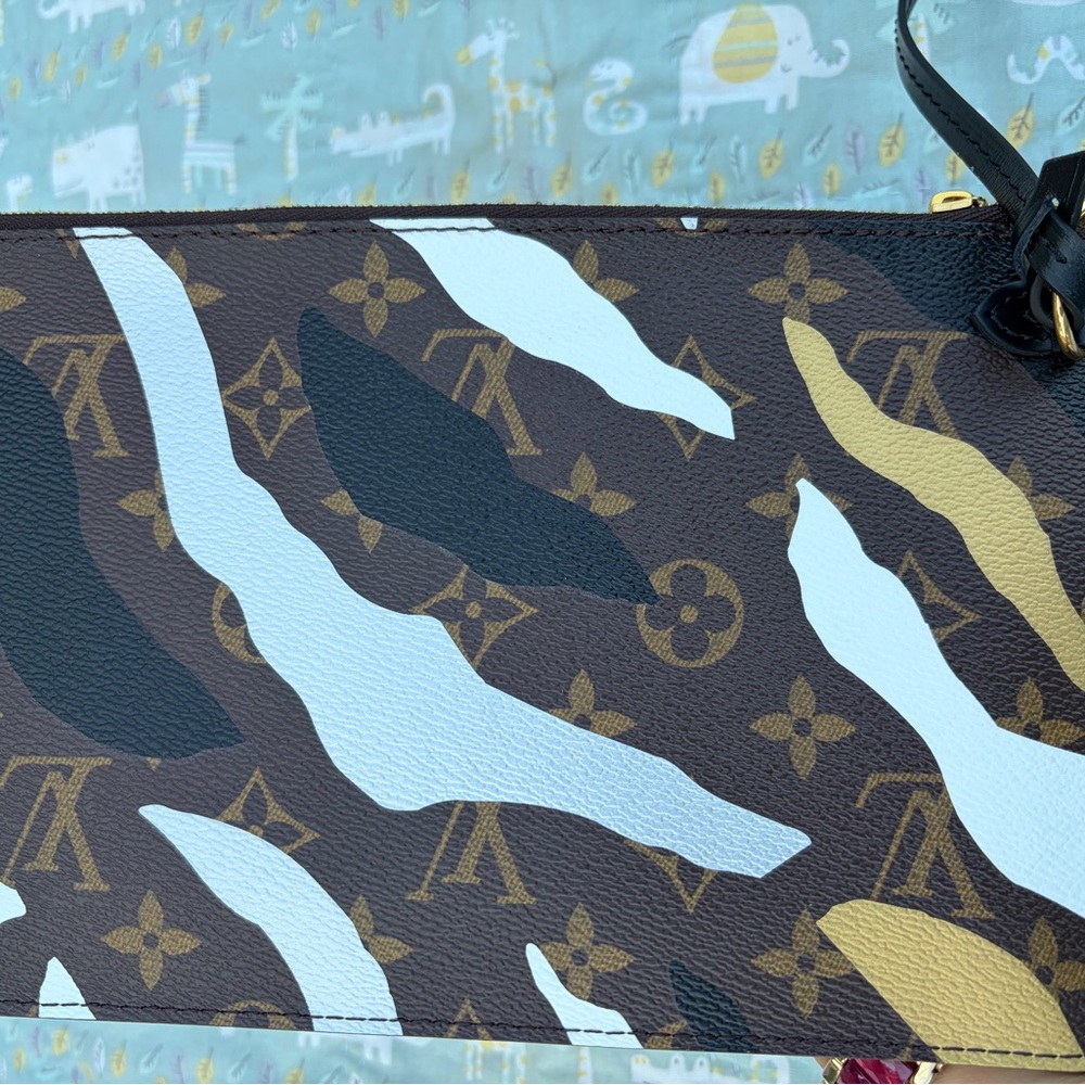 Louis Vuitton Limited Edition Neverfull MM Pouch - Picture 7 of 14